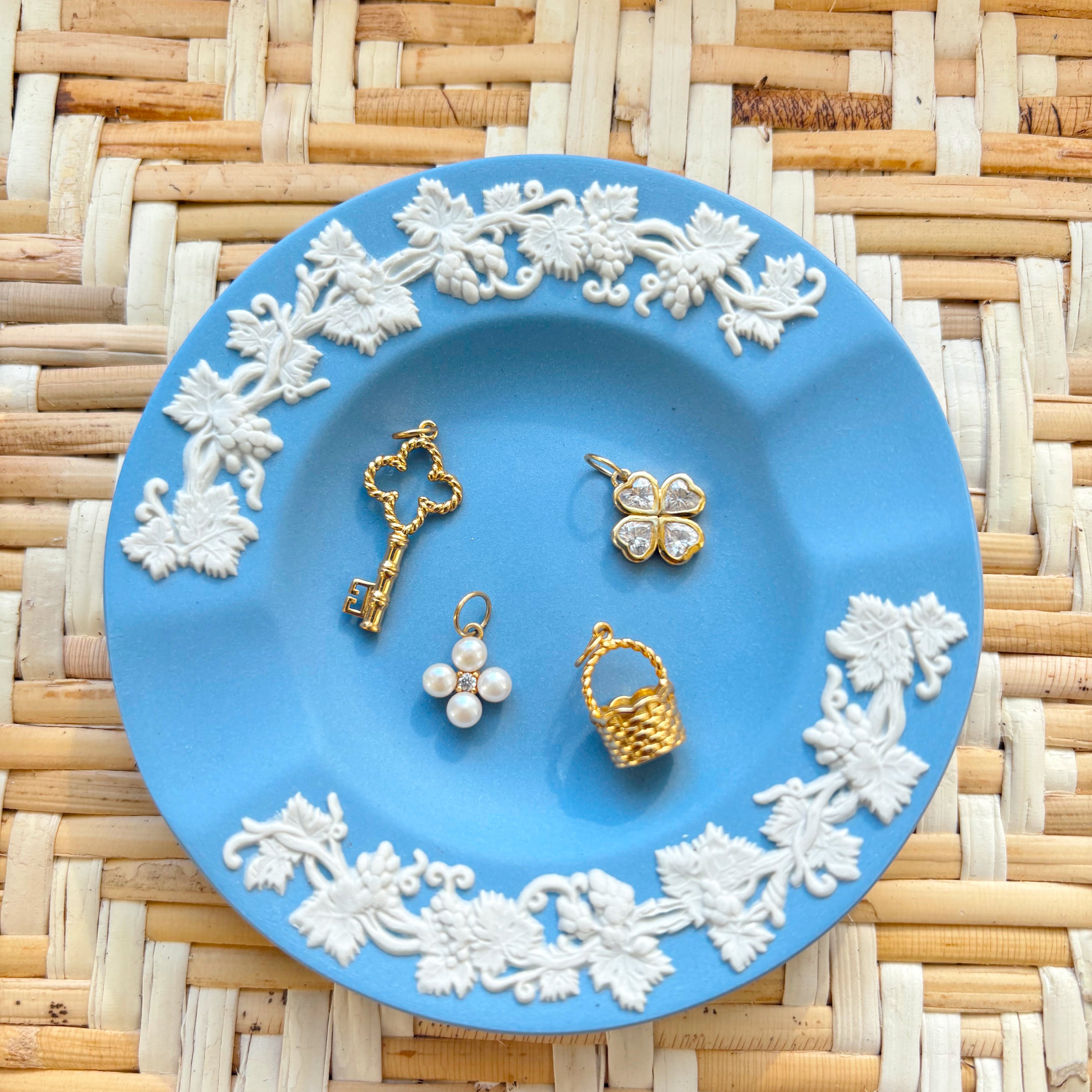 Blue decorative plate with jewelry on a woven surface